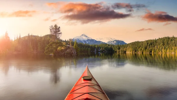 Каякинг в тихом озере в Канадской горной природе — стоковое фото