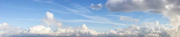 Blick auf Cloudscape bei bewölktem blauem Himmel sonniger Tag — Stockfoto