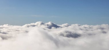 Güneşli bir günde Beyaz Bulutlar.