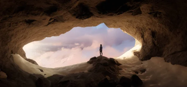 Erwachsene Wanderin steht in einer Felshöhle. — Stockfoto