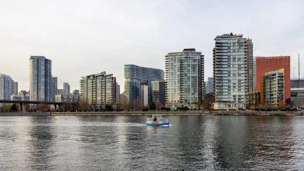 Вид на False Creek і Modern Downtown Cityscape під час сонячного осіннього дня. — стокове фото