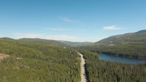 Vista aérea de Crowsnest Hwy, autopista 3, durante un día soleado de verano. — Vídeo de stock