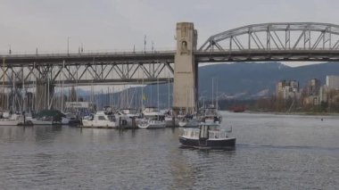 Yat limanı ve Modern Downtown City manzarası