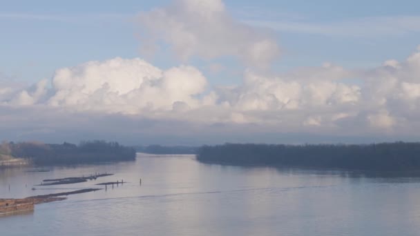 Vista aérea de Tugboat en el río Fraser y el paisaje de montaña en el fondo — Vídeos de Stock