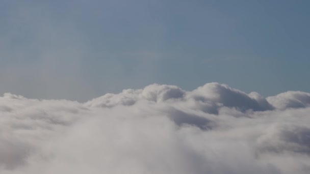 Nubes de soplo blanco durante un día soleado. — Vídeo de stock