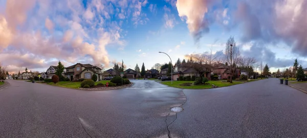 Street View in der Wohngegend während eines bunten Winters — Stockfoto
