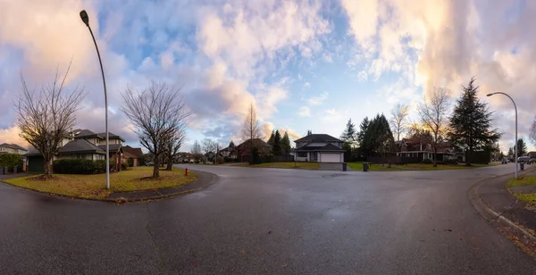 Vue sur la rue dans le quartier résidentiel pendant un hiver coloré — Photo