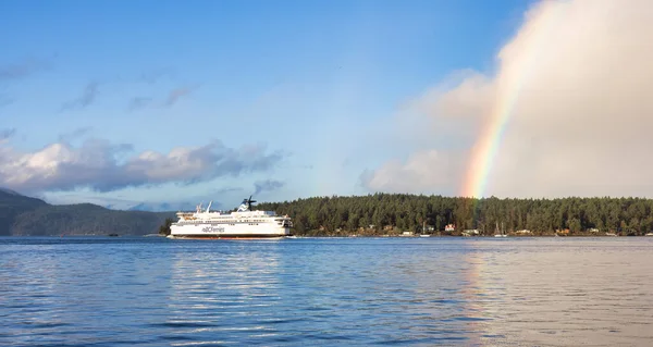 BC Ferries barco saindo do terminal em Swartz Bay com um arco-íris brilhante — Fotografia de Stock