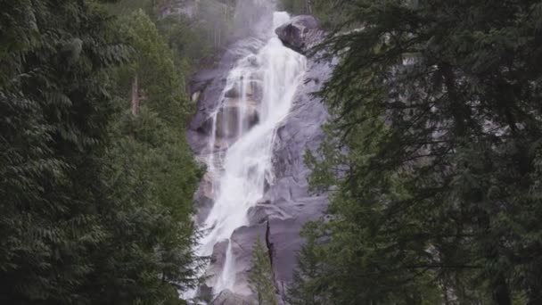 Vista de Shannon Falls y el agua corriendo por el cañón — Vídeo de stock