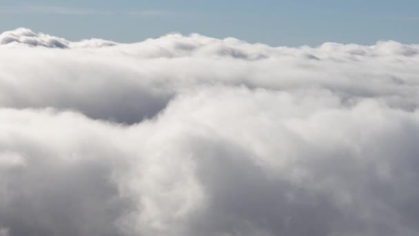 Timlapse aéreo de nuvens brancas de sopro durante um dia ensolarado. — Vídeo de Stock