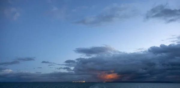 Cloudscape oscuro sobre la costa oeste del Océano Pacífico. —  Fotos de Stock