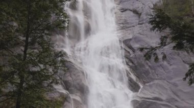 Shannon Şelalesi manzarası ve kanyondan akan su