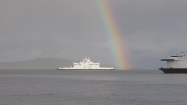 BC Feribot Swartz Körfezi 'ndeki Terminalden parlak bir gökkuşağıyla ayrılıyor.