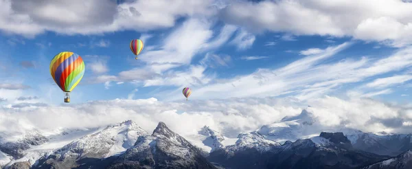 Dramatische Berglandschaft und Heißluftballonfliegen — Stockfoto