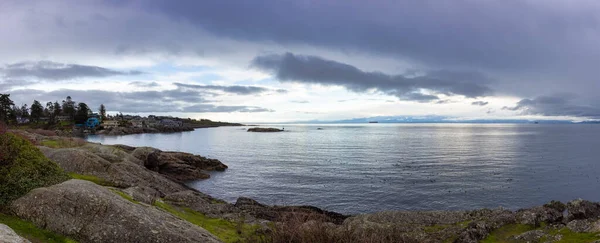 Panoramiczny widok na skaliste wybrzeże na zachodnim wybrzeżu Oceanu Spokojnego — Zdjęcie stockowe