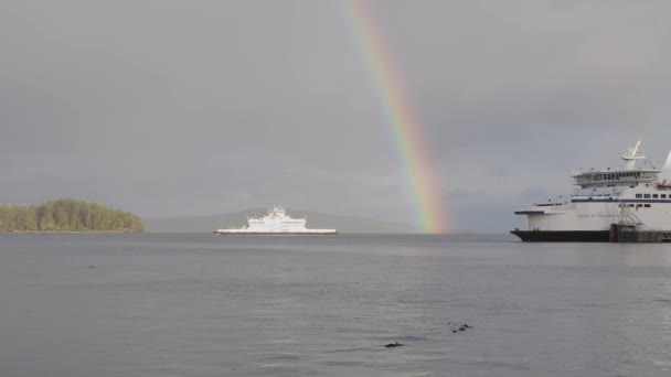 BC Ferries Boot verlässt den Terminal in Swartz Bay mit einem hellen Regenbogen — Stockvideo