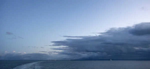 Cloudscape oscuro sobre la costa oeste del Océano Pacífico. —  Fotos de Stock