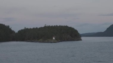 Pasifik Okyanusunun batı kıyısındaki Körfez Adaları.