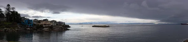 Panoramautsikt över Rocky Shore på västra Stilla havskusten — Stockfoto