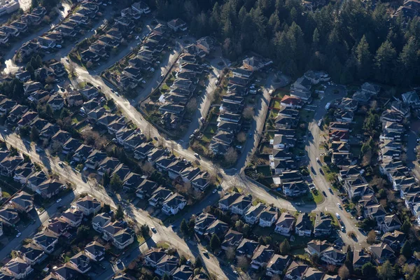 Vista aérea de casas residenciales en un barrio de la ciudad moderna suburbana —  Fotos de Stock