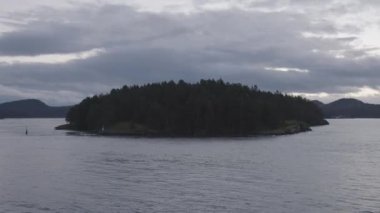 Pasifik Okyanusunun batı kıyısındaki Körfez Adaları.