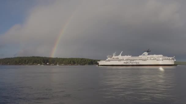 BC Ferries Boat In partenza dal Terminal di Swartz Bay con un arcobaleno luminoso — Video Stock