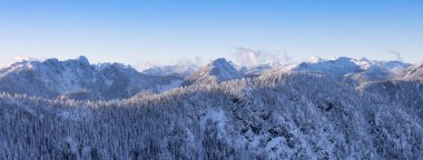 Kanada dağının karla kaplı havadan panoramik görüntüsü