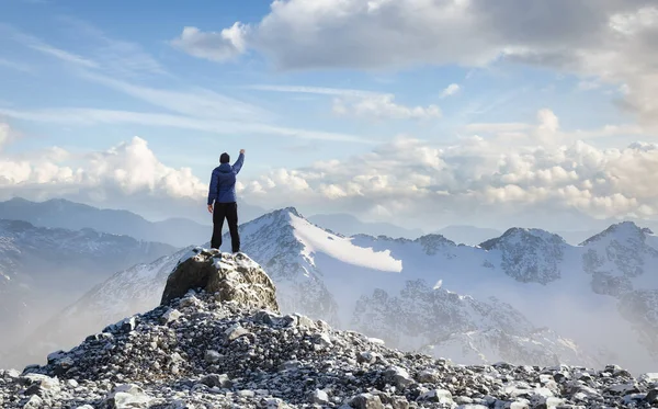 Adult Hiker Male standing on top of a rocky mountain — Stock Photo, Image