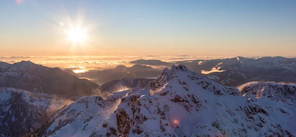 Veduta aerea panoramica della montagna canadese coperta di neve — Foto Stock