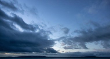 Pasifik Okyanusunun batı kıyısındaki Kara Bulut manzarası.