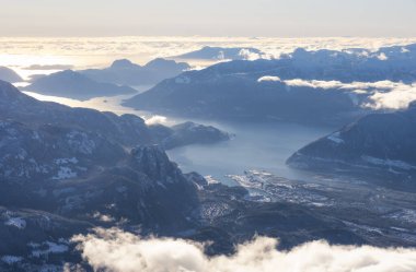 Kış mevsiminde Howe Sound 'da küçük bir şehir olan Squamish' in havadan görünüşü