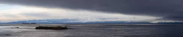 Vue panoramique de la côte rocheuse sur la côte ouest de l'océan Pacifique — Photo