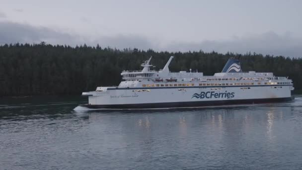 View of BC Ferries Boat passing in the Gulf Islands Narrows during a early morning sunrise — Stockvideo