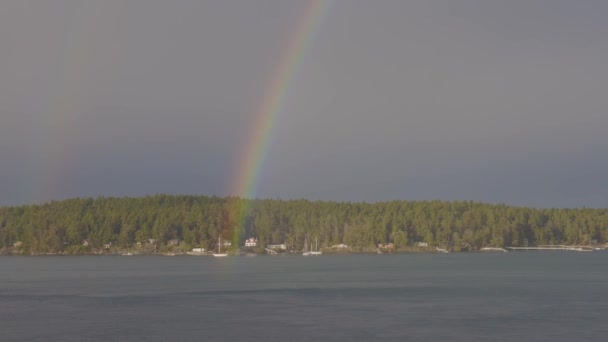 Dubbel regnbåge i den molniga himlen över Stilla havet och Gulföarna — Stockvideo