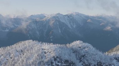 Kanada dağının karla kaplı havadan görüntüsü