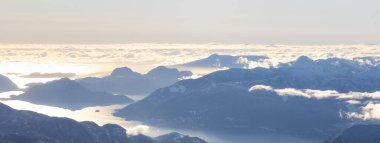 Kanada dağının batı kıyısındaki karla kaplı havadan panoramik görüntüsü
