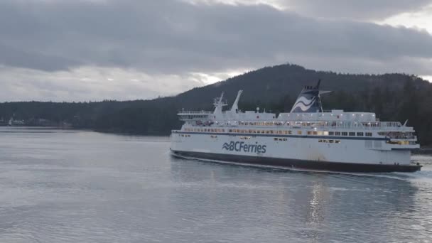 Blick auf BC Ferries Boot in den Golf-Inseln Enge während eines frühen Sonnenaufgangs — Stockvideo