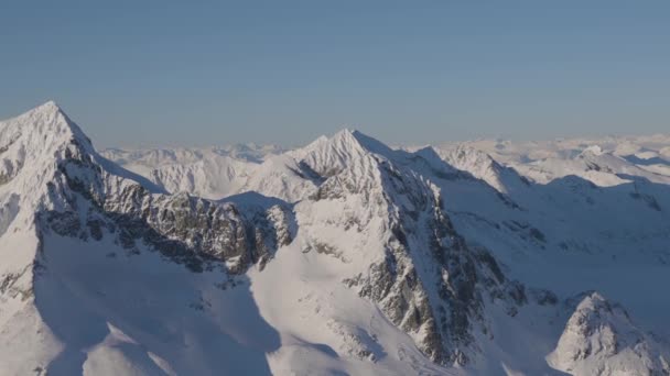 Vue Aérienne Panoramique De La Montagne Canadienne Couverte De Neige — Video