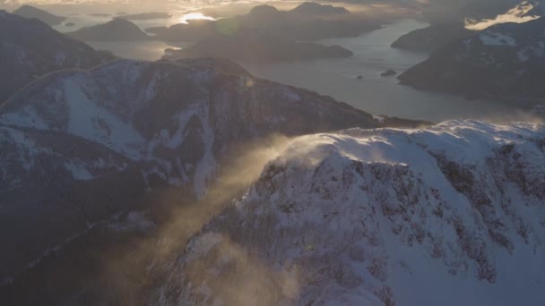 Αεροφωτογραφία από αεροπλάνο της Fresh Snow καλύπτονται Καναδικό τοπίο Mountain — Αρχείο Βίντεο