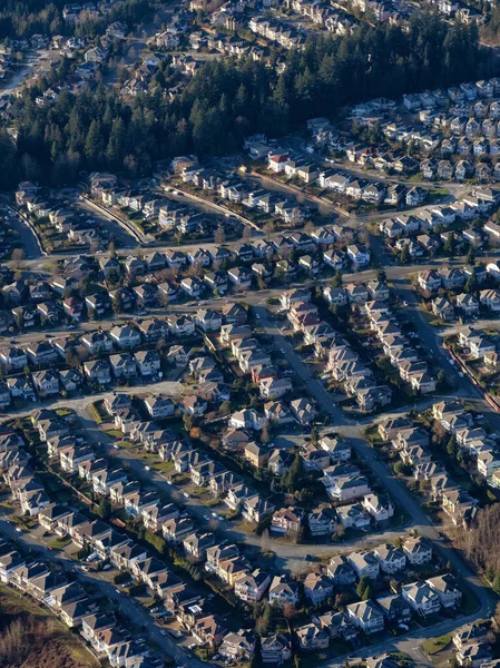 Vista aérea de casas residenciales en un barrio de la ciudad moderna suburbana — Foto de Stock