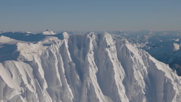 Widok z lotu ptaka na Canadian Mountain pokryty śniegiem — Wideo stockowe