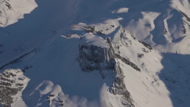 Aerial View of Canadian Mountain covered in snow — Vídeo de Stock
