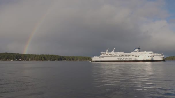BC Ferries Barco Saliendo de la Terminal en Swartz Bay con un brillante arco iris — Vídeo de stock