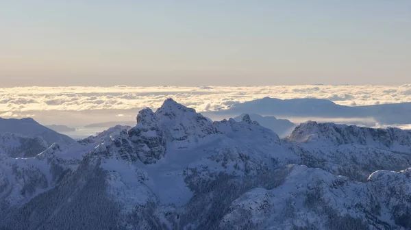 Panoramiczny widok na Kanadyjską Górę pokrytą śniegiem — Zdjęcie stockowe