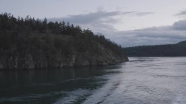 Pasifik Okyanusunun batı kıyısındaki Körfez Adaları.