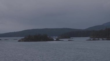 Pasifik Okyanusunun batı kıyısındaki Körfez Adaları.