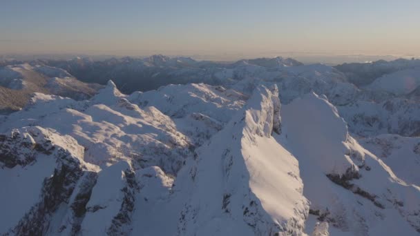 Αεροφωτογραφία του καναδικού βουνού καλυμμένη με χιόνι — Αρχείο Βίντεο