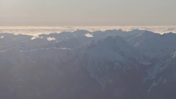 Αεροφωτογραφία του καναδικού βουνού καλυμμένη με χιόνι — Αρχείο Βίντεο