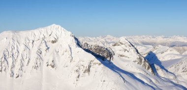 Kanada dağının karla kaplı havadan panoramik görüntüsü