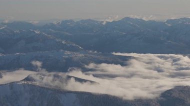 Kış mevsiminde Howe Sound 'da küçük bir şehir olan Squamish' in havadan görünüşü
